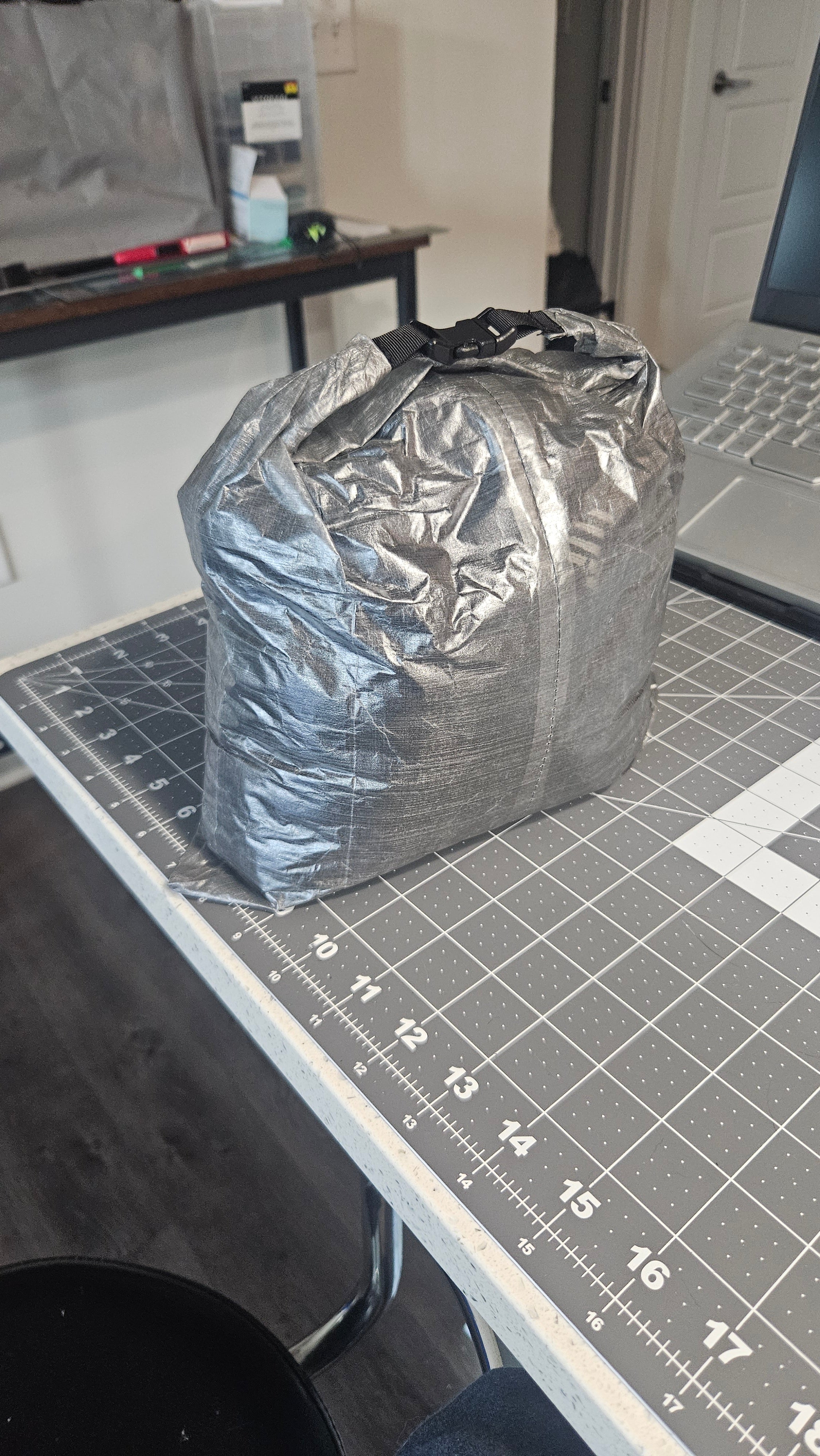 Dyneema Waterproof Roll Top Dry Bag – Medium (4L)
